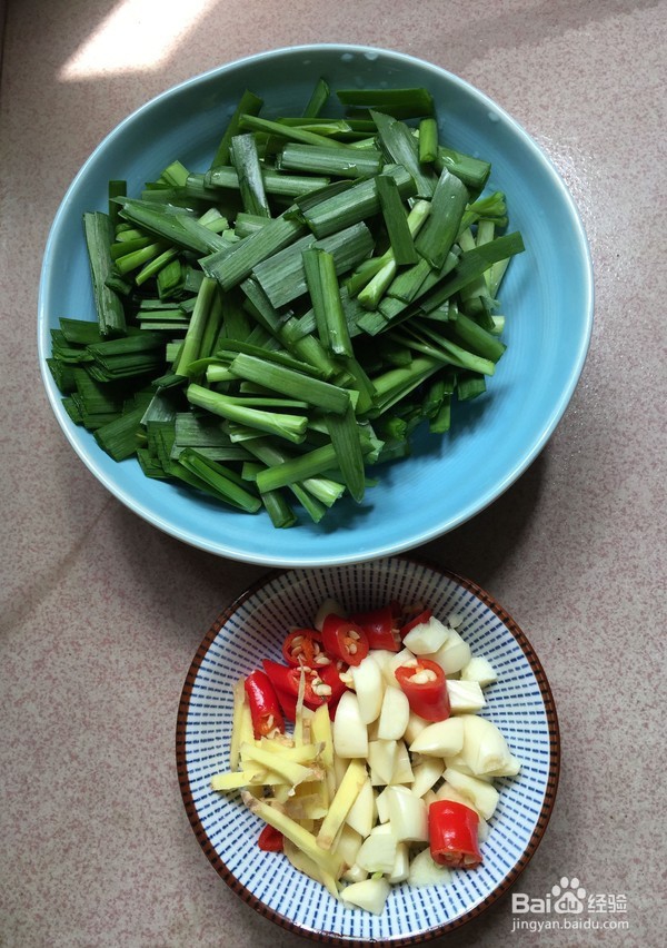 如何制作韭菜炒花甲
