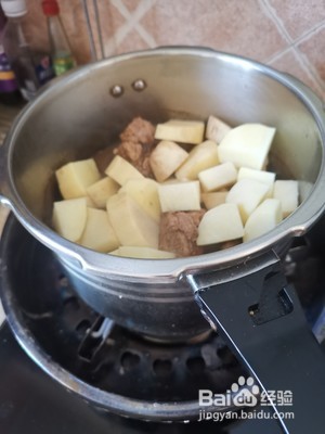 如何做内蒙古特色菜猪骨头烩酸菜？