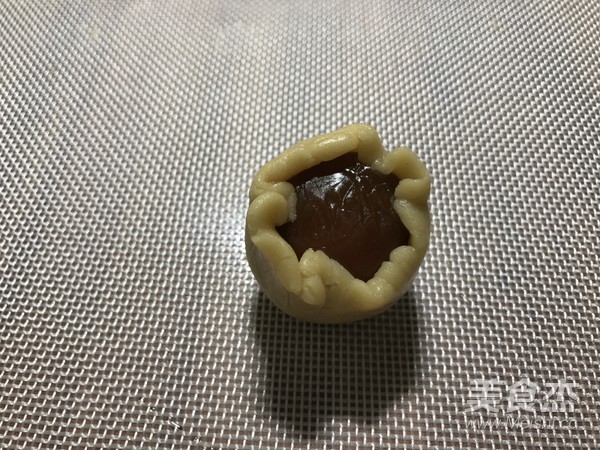 莲蓉蛋黄广式月饼