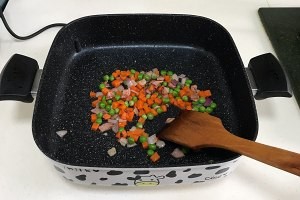 怎么做香喷喷的鲜虾菠萝炒饭