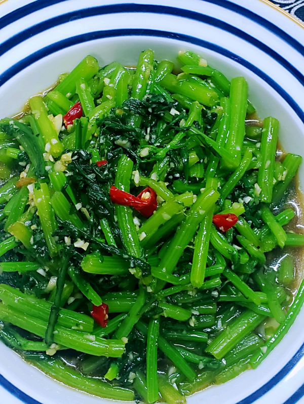 清香爽脆凉拌茼蒿