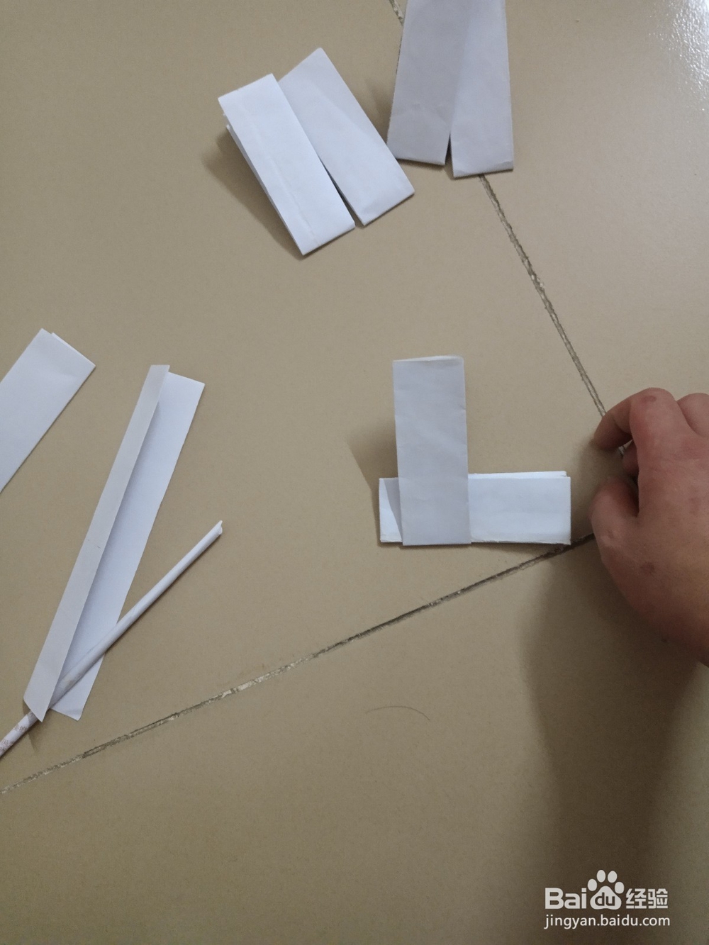 小时的玩具纸手枪