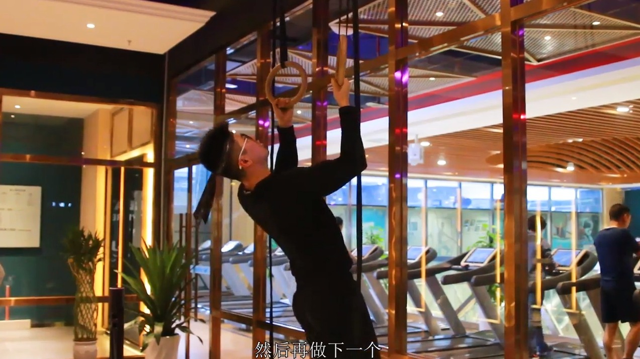 怎样使用吊环做引体向上及增强核心肌肉?