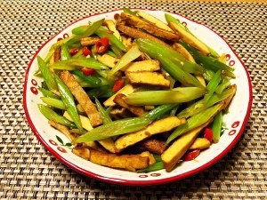 教你怎么做好吃的超简单芹菜炒香干