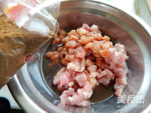 酱黄瓜肉丁拌荞麦面