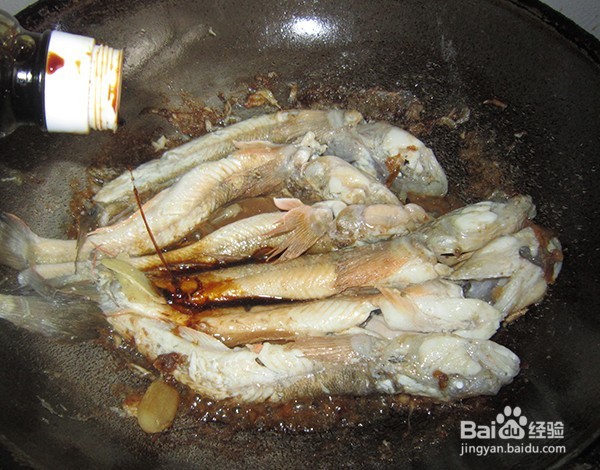 楞蹦鱼炖白菜豆腐的做法