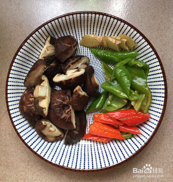 花菇焖烧土鸡肉的做法