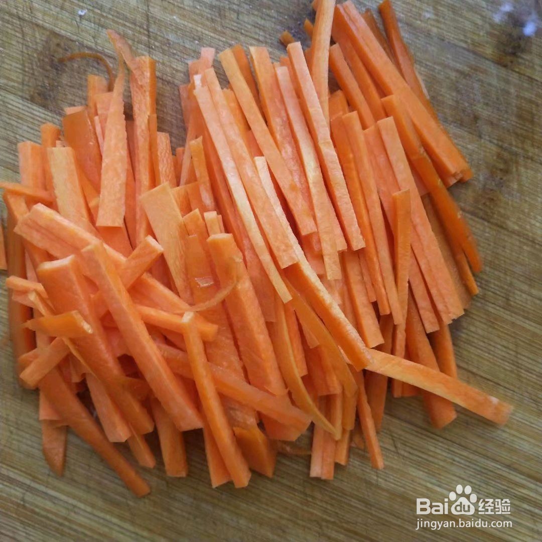 胡萝卜炒包菜的做法