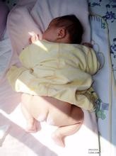 宝宝晒太阳的好处和要注意的事项