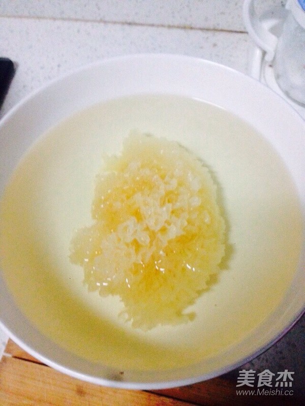 香蕉百合红枣银耳汤