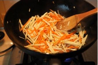 养生健康又鲜美---芹菜肉丝小炒