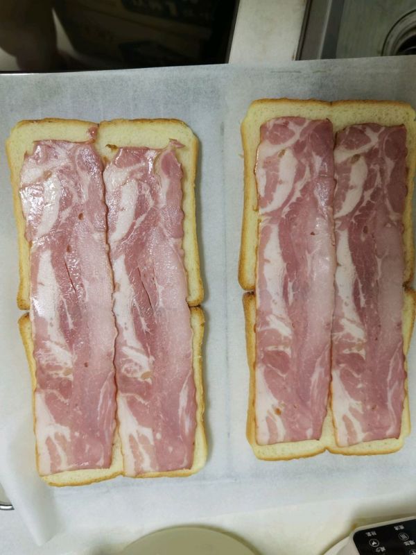 牛油果培根溏心蛋三明治