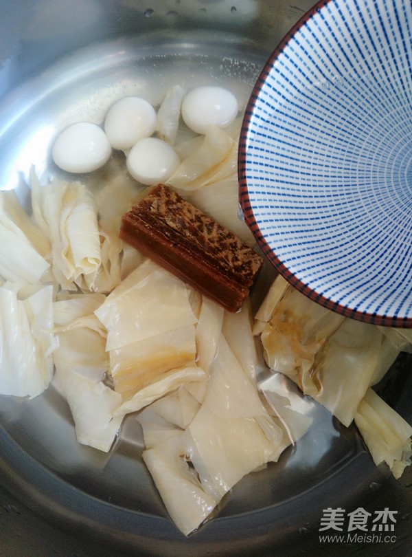 鹌鹑蛋腐竹糖水