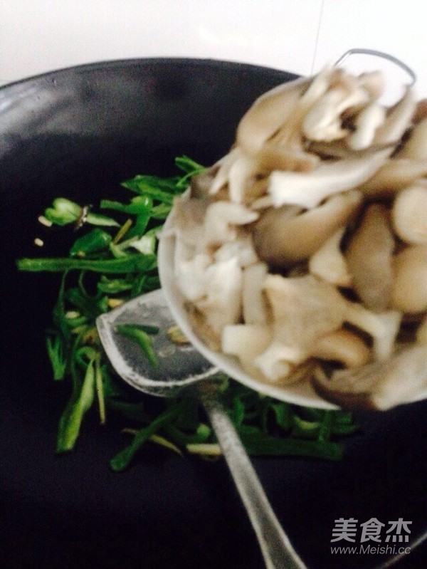 青椒炒平菇的做法