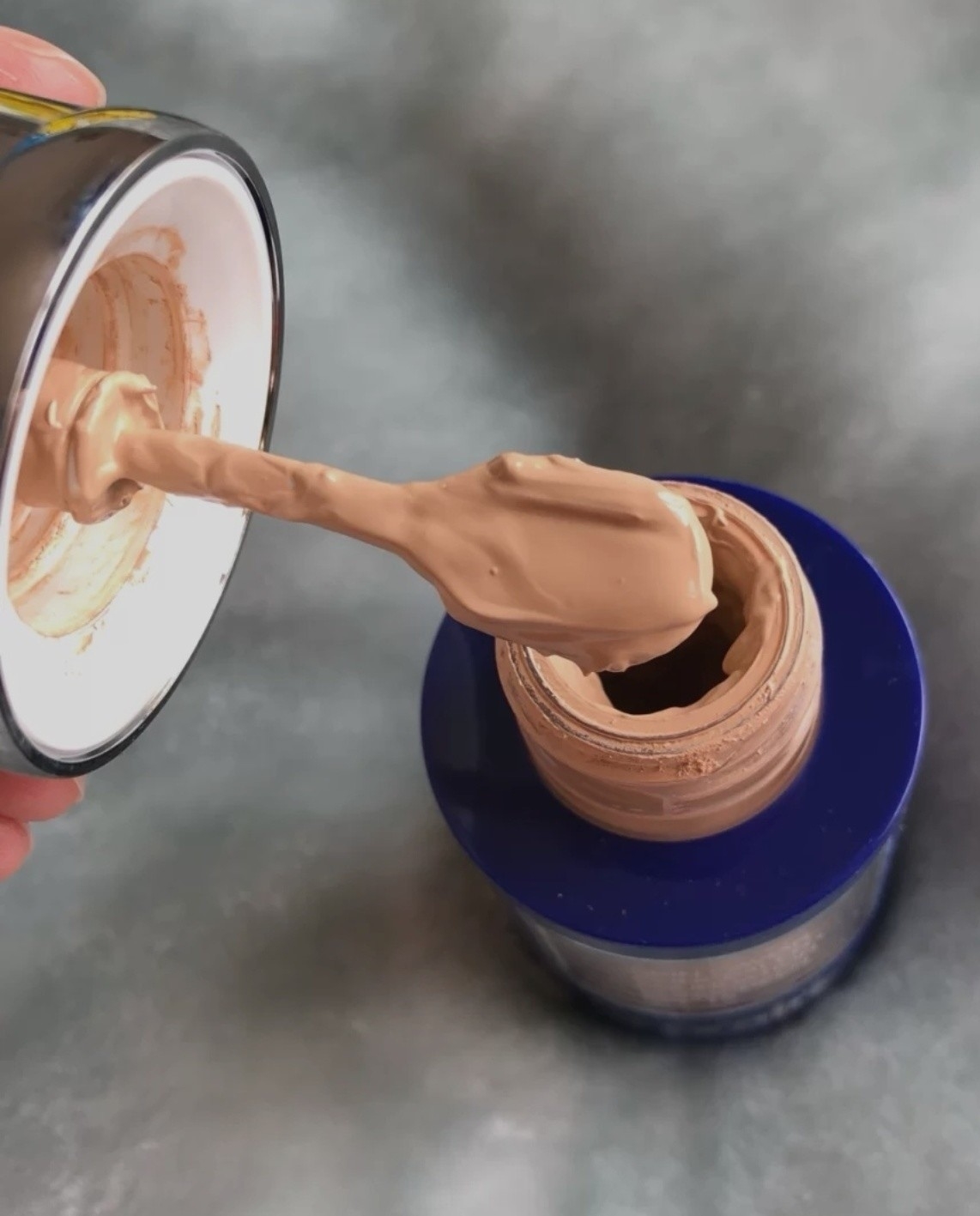 选粉底液的时候都让人头疼,今天为大家推荐四款适合油皮的粉底液