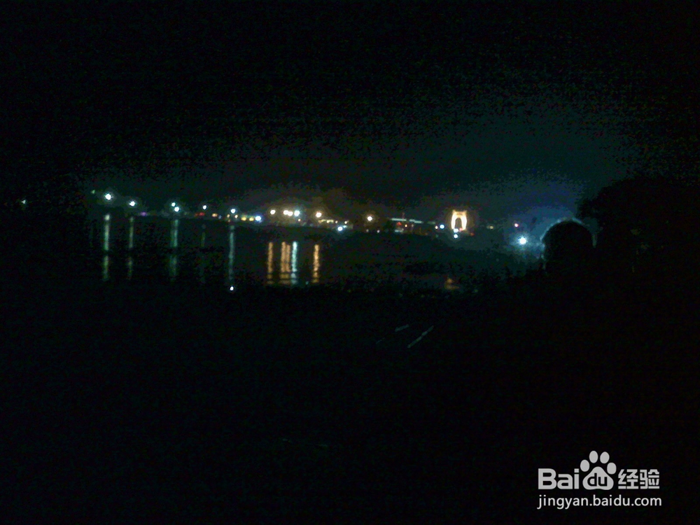 #智能#老年人用相机瞬间捕捉海边探照灯灯光画面