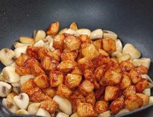 家常小炒菜鸡肉炒口蘑怎么做？