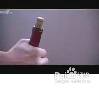 没有起子妙开红酒的方法