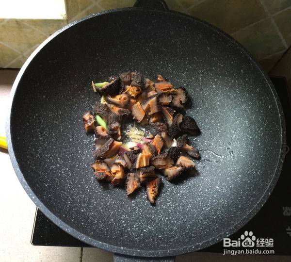 红极参炒豌豆米做法