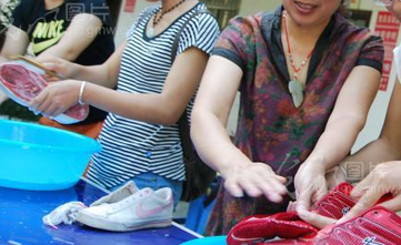 白色鞋子怎么样可以洗干净？