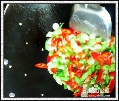 香辣排骨的炒法