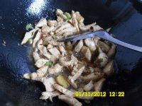 芹菜炒鸡肉的做法