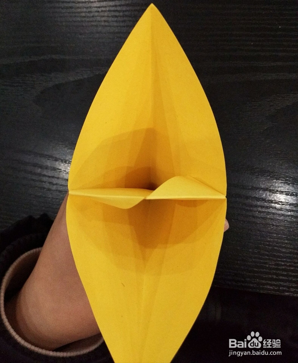 <b>简单折纸教程怎样折个瓜子壳收纳盒</b>