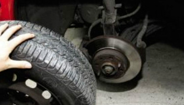 如何给汽车更换备胎