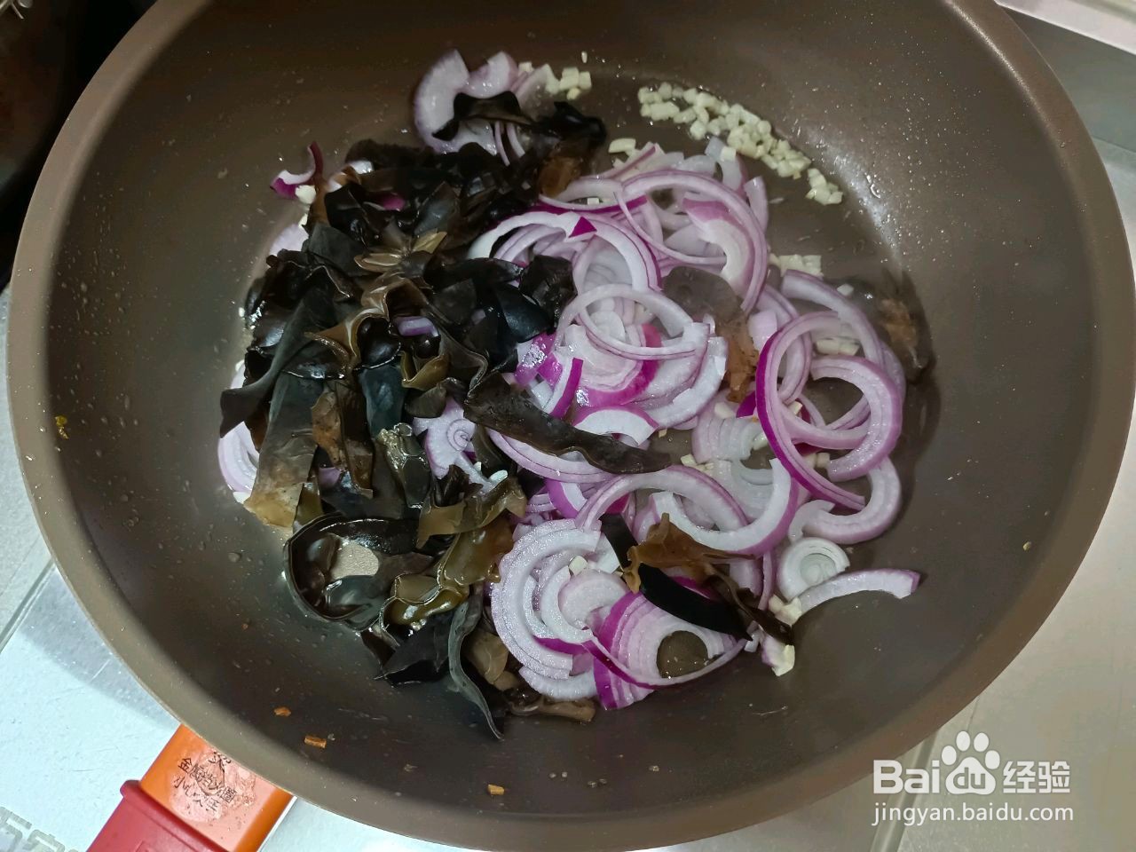 洋葱木耳炒鸡蛋的做法
