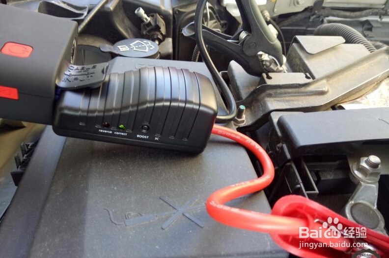 汽车电瓶亏电时,用应急启动电源启动汽车步骤