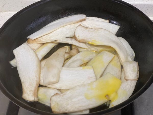 黄油煎黑胡椒杏鲍菇片