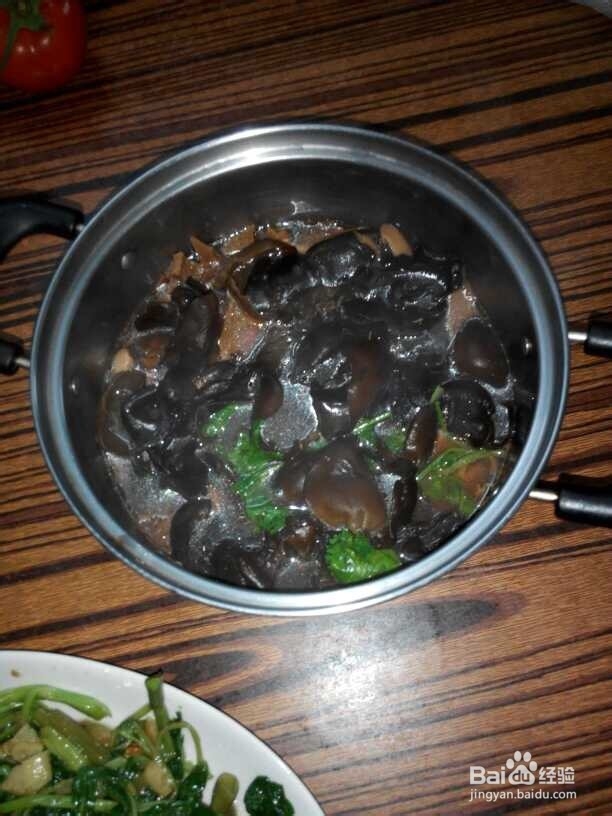 瘦身排毒：笋干木耳猪骨汤