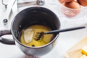 自己在家制作美味的微波炉香草蛋糕