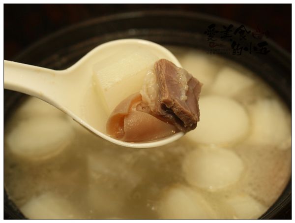 炖一锅羊肉与白萝卜清汤
