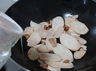 虾米炒鸡腿菇做法