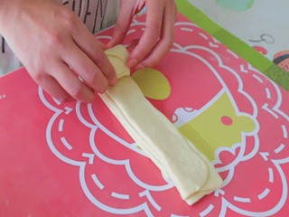 鱼丸卷边披萨怎么做？