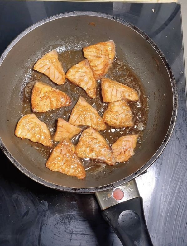 煎三文鱼配酸汤米粉