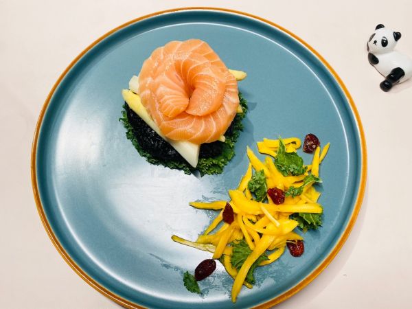 轻食三文鱼白芦笋墨鱼汁米饭