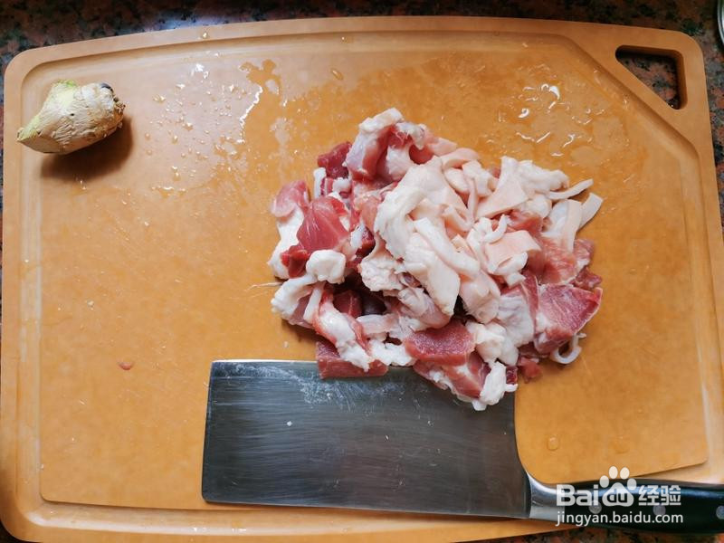 菜干焖腩肉的做法