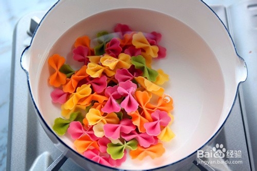 番茄三文鱼蝴蝶面怎么做