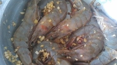 蒜香烤虾的做法