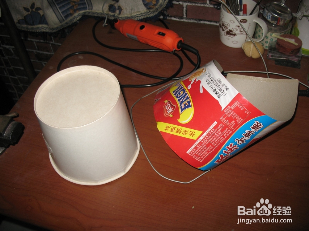 怎样废旧利用糖果桶制作地灯罩子