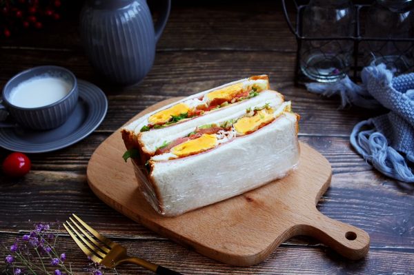 鸡蛋火腿蔬菜三明治