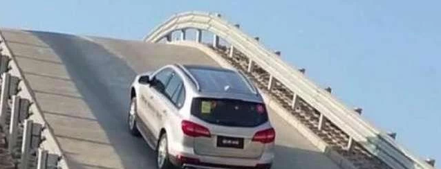 自动挡怎么半坡起步不溜车