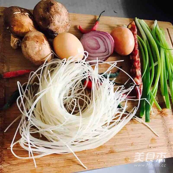 腊肠炒米粉的做法