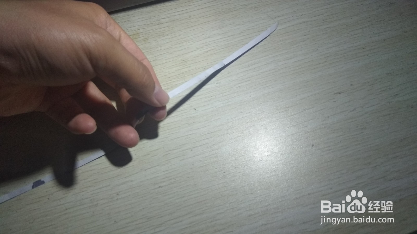 如何用细长的纸条做简易的手机支架