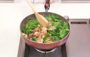 美味的培根爆炒菠菜