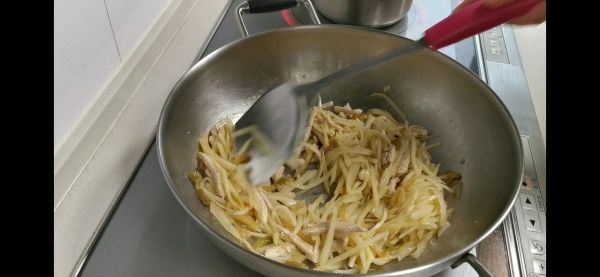 榨菜肉丝混搭青椒茭白