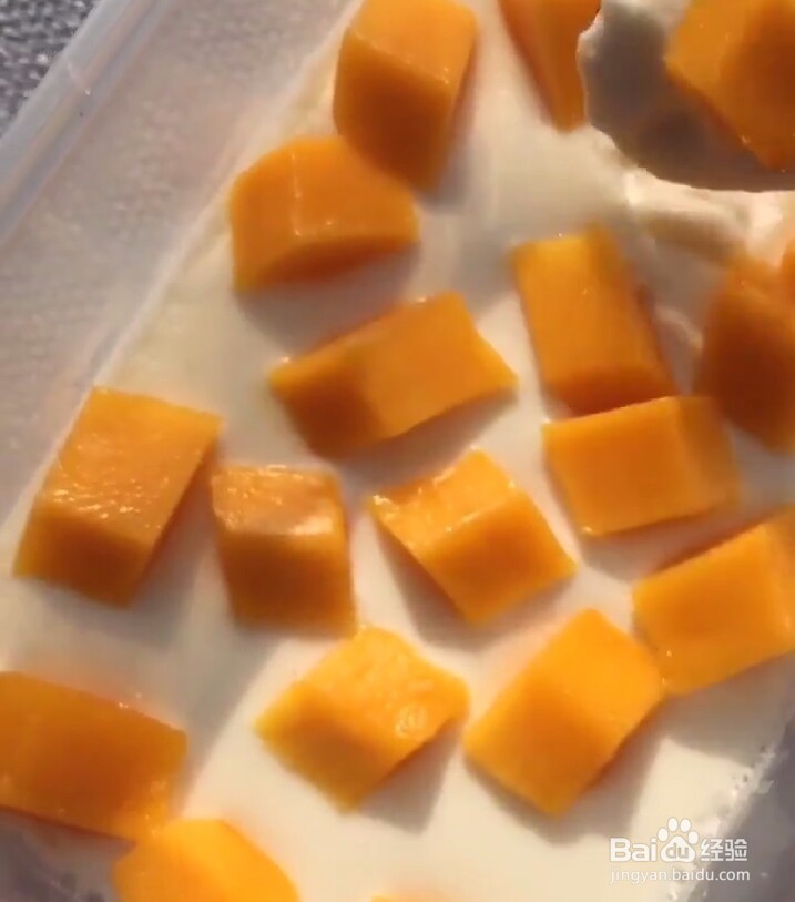 给宝宝做好吃的芒果布丁