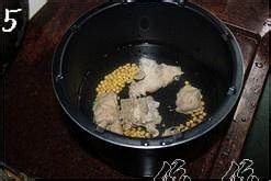 养生食补猪骨黄豆苦瓜汤的做法